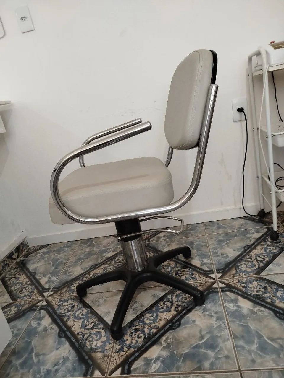 Vendo poltrona fixa de salão ou clínica. - Foto 2