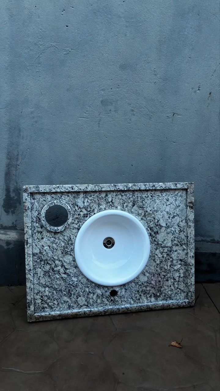 Pia de mármore com cuba em porcelanato 