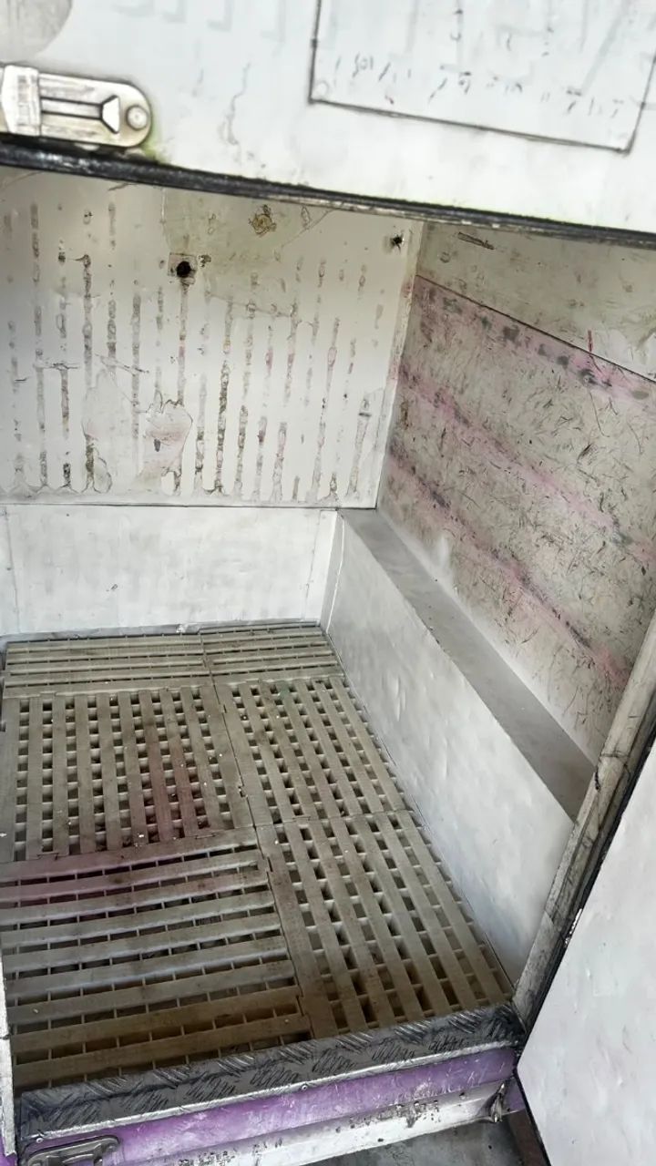 VENDE-SE Caixa Baú térmico para Saveiro ou Strada. - Foto 3