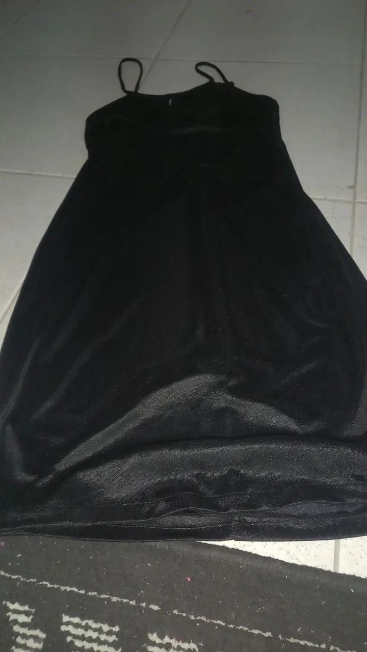 Vende se vestidos e shorts 