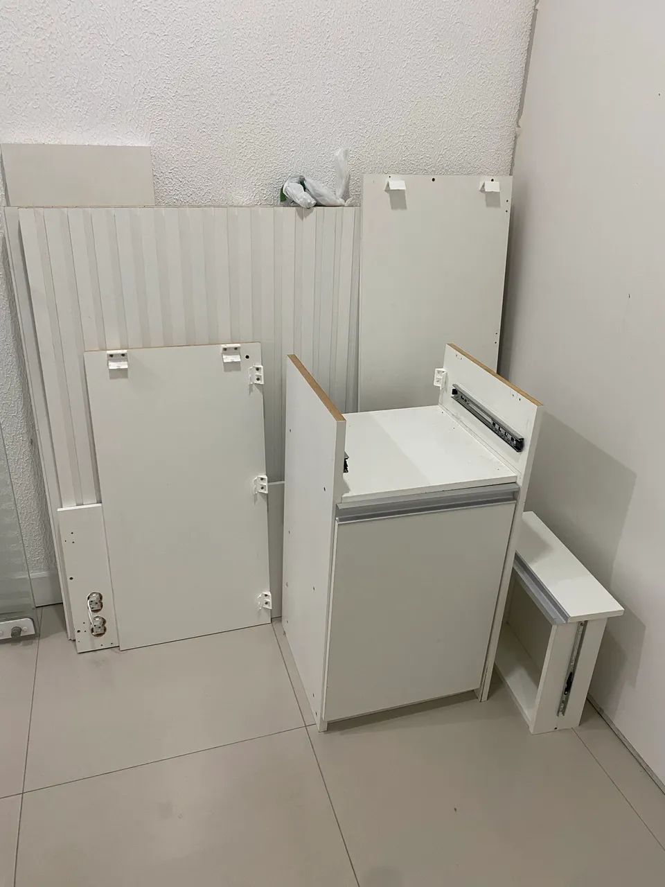 Balcão de atendimento em L branco 
