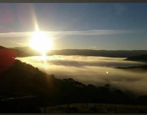 Sitio com vista acima das nuvens