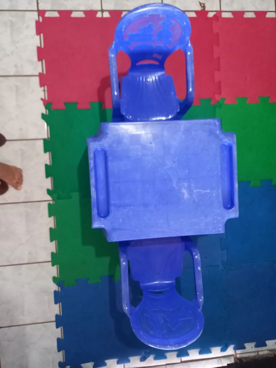 Mesa infantil com duas cadeiras 