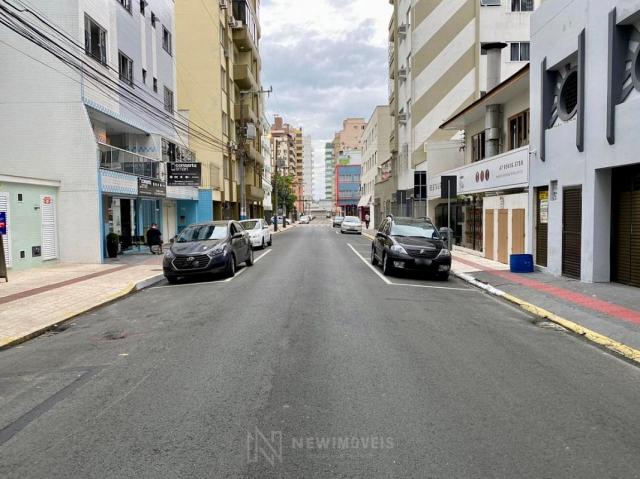 Apartamento andar alto com 3 Suítes 2 Vagas no Centro em Balneário Camboriú - Foto 3
