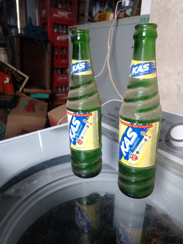 Duas garrafas antigas refrigerante kas  - Foto 3
