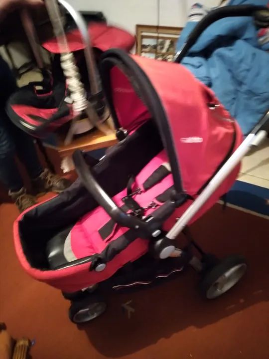 Carrinho de Bebê  com bebê conforto e base