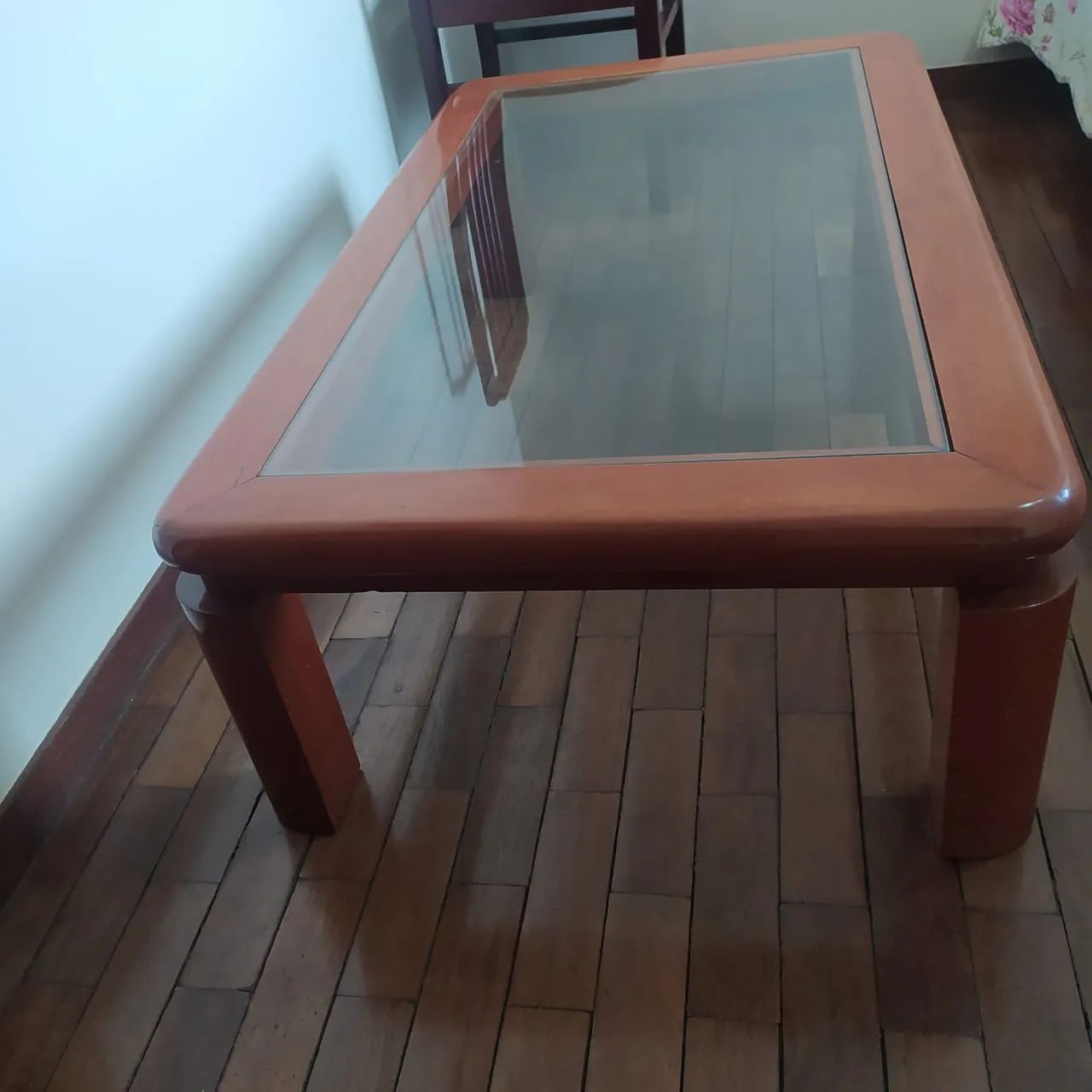 Mesa de centro de madeira com tampo de vidro