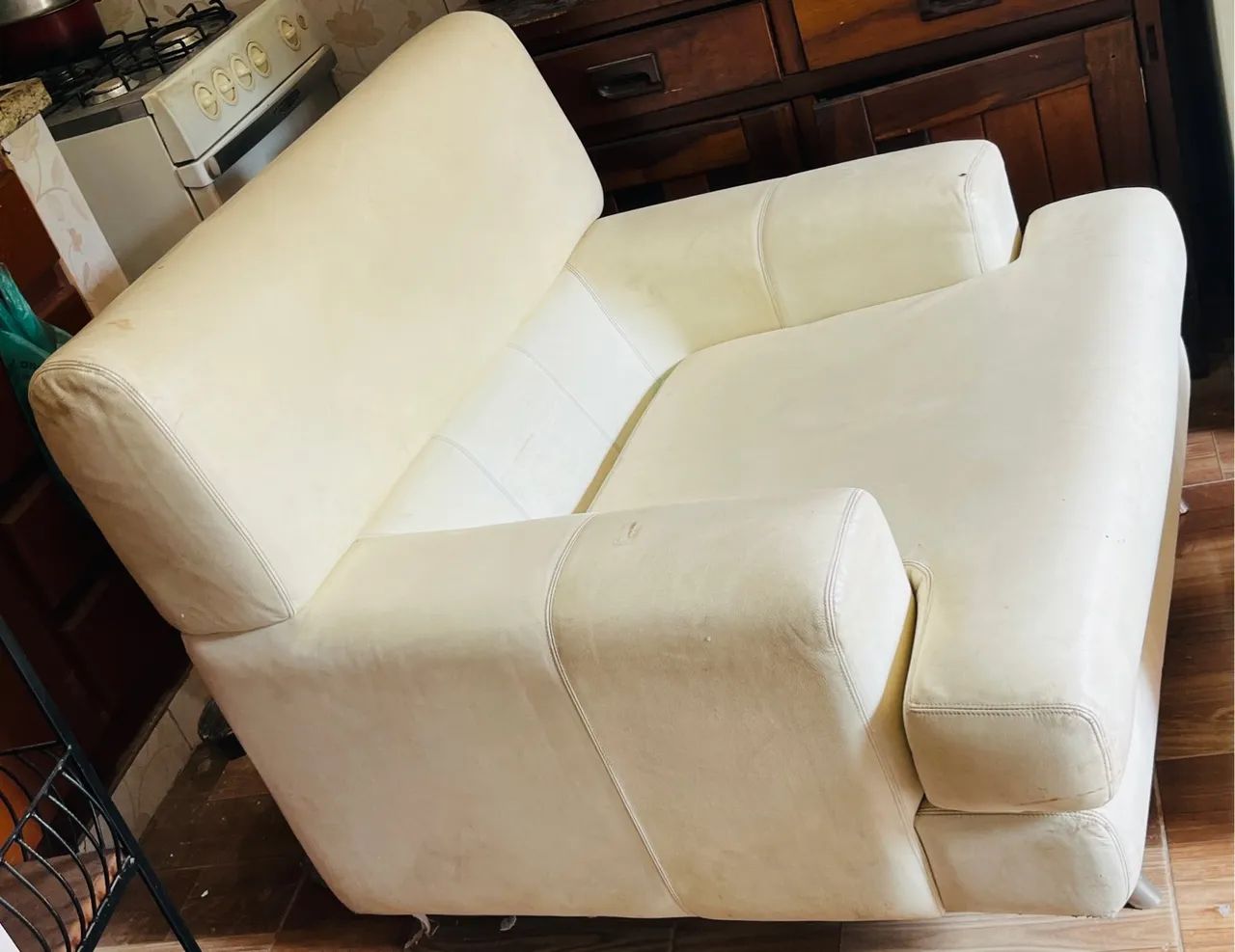 poltrona c puff de Couro Branco - Foto 3