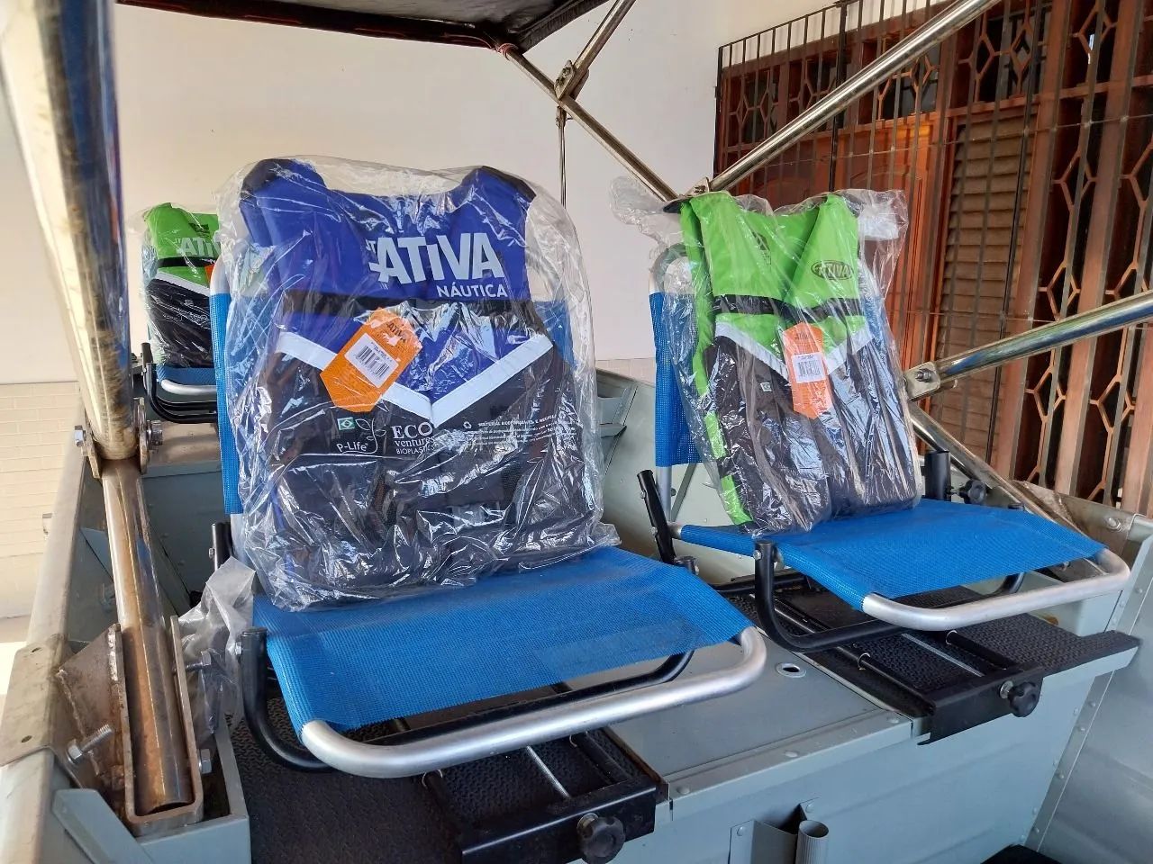 Lancha de alumínio de 6m, motor Yamaha 30HP, carretinha rodoviária  - Foto 6