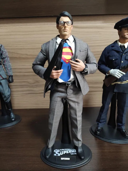 Boneco Superman em traje social de Coleção hot Toys Clark Kent