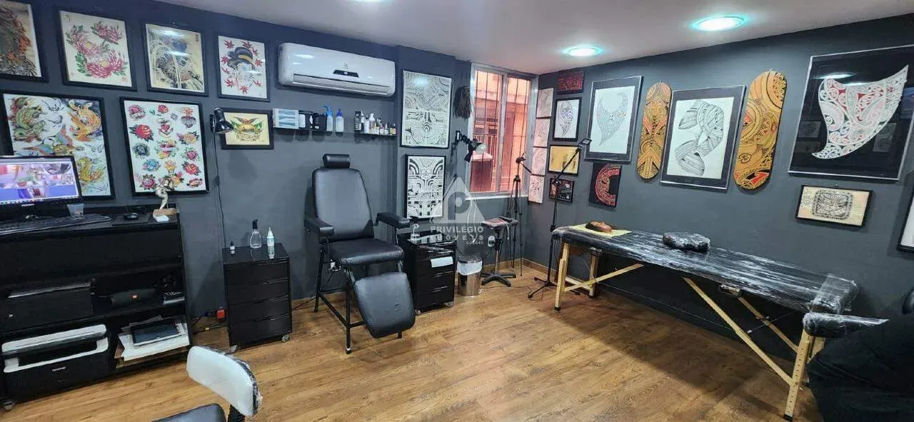 Excelente Sala Comercial em Prédio misto no Largo do Machado.