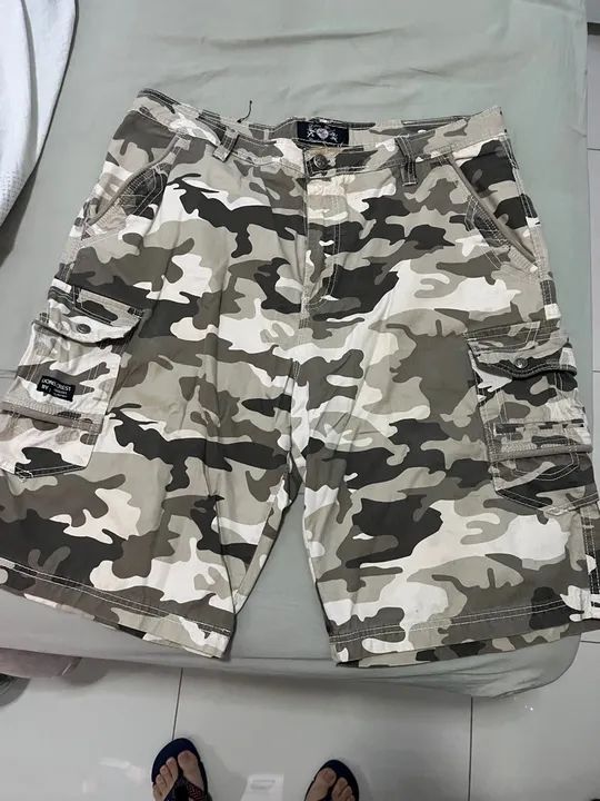 Bermuda Camuflada marca Lions Crest 