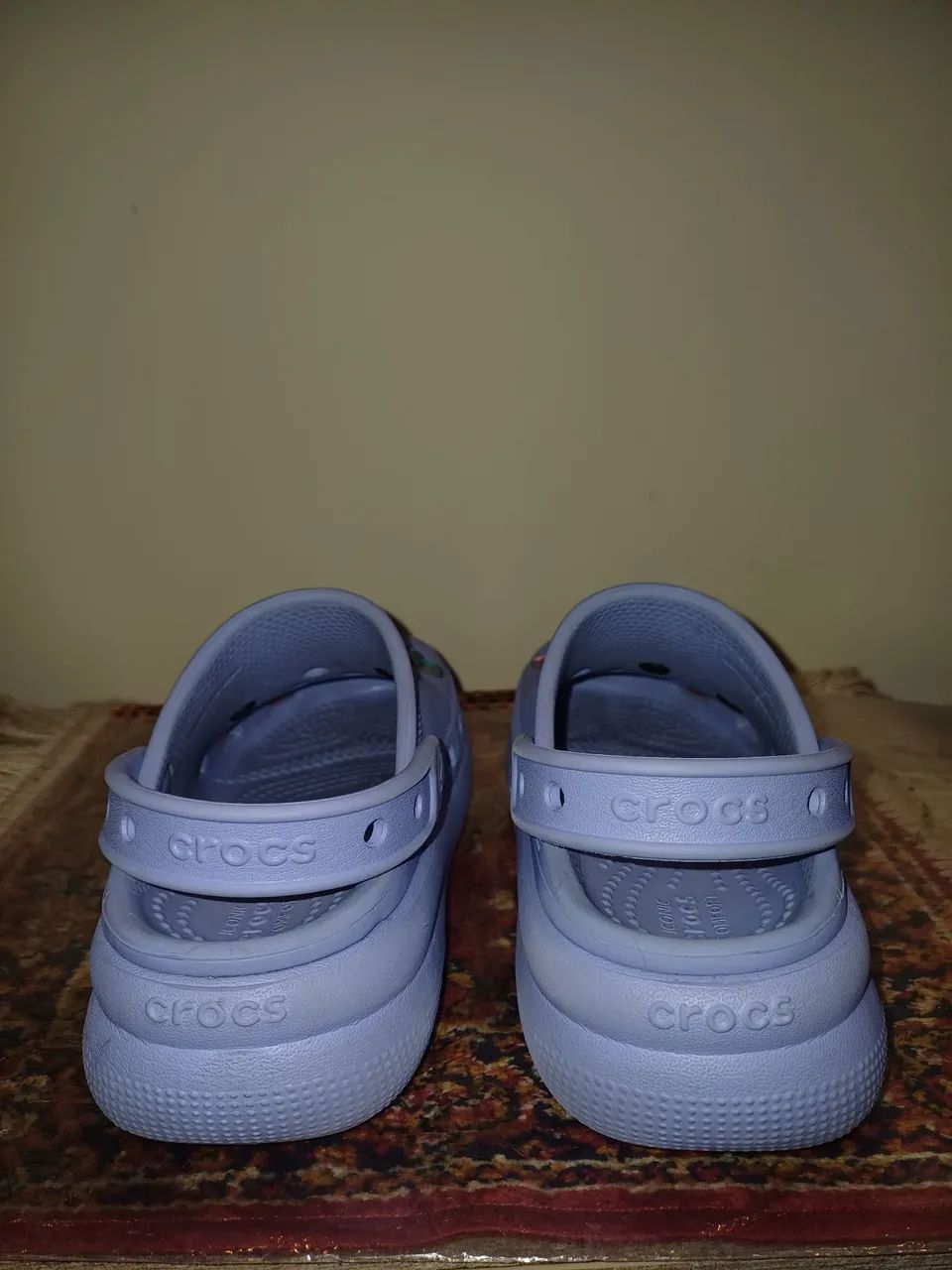 Crocs infantil feminino Lilás com ursinhos carinhoso e a Minie,  tam. J1= 32. - Foto 4