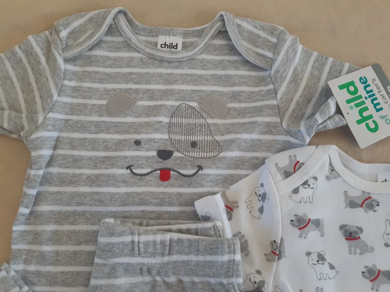 Conjunto da Carter's - 12 meses. Body de cachorrinho, camisa bordada e calça. Novo