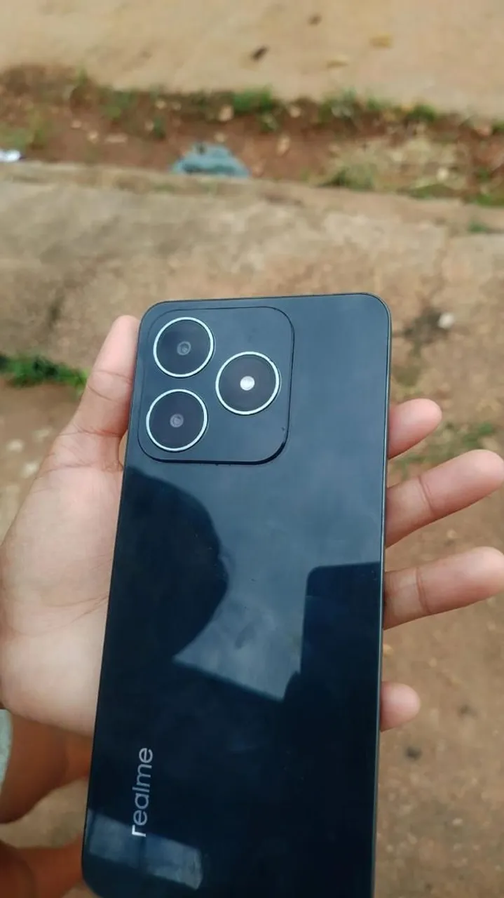 Celular semi-novo só tá com a película quebrada mas tá zerado