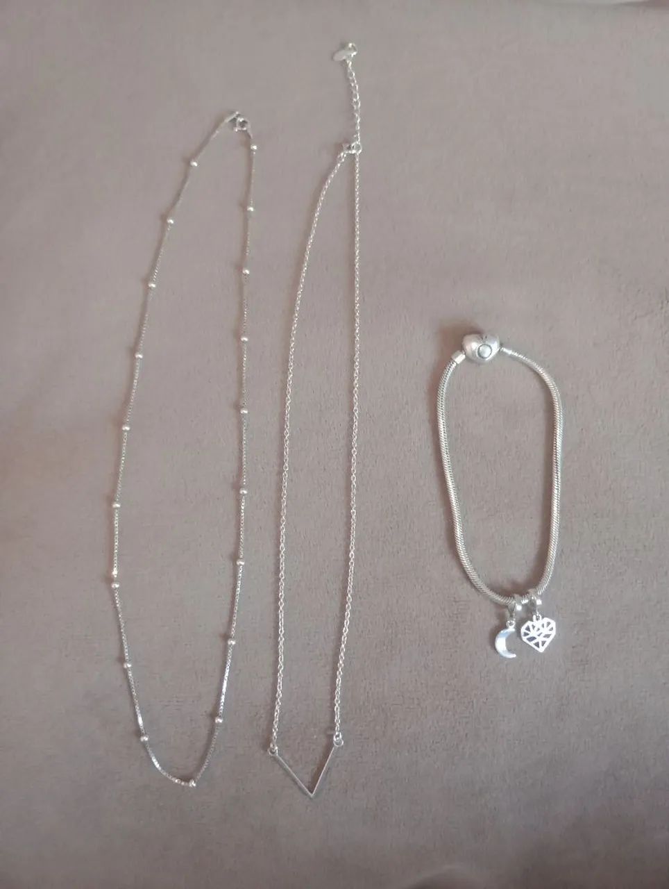 2 Colares Femininos em Prata e uma pulseira pandora.