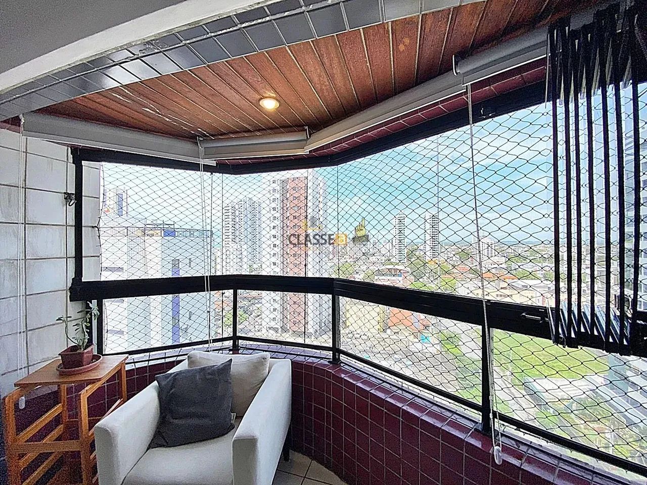 Apartamento Reformado 2+1 com Varanda em Candeias