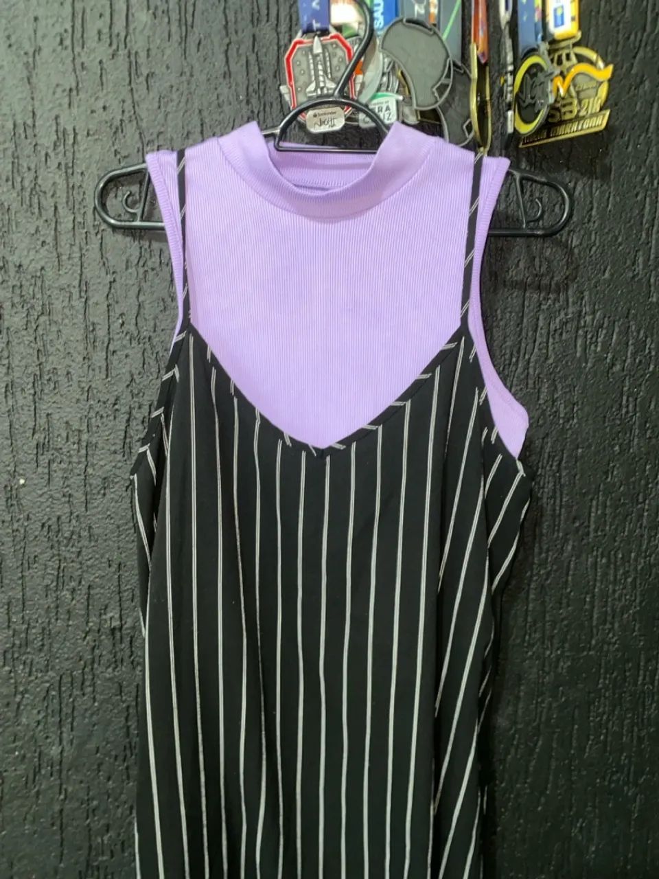 Vestido listrado com blusa de gola alta