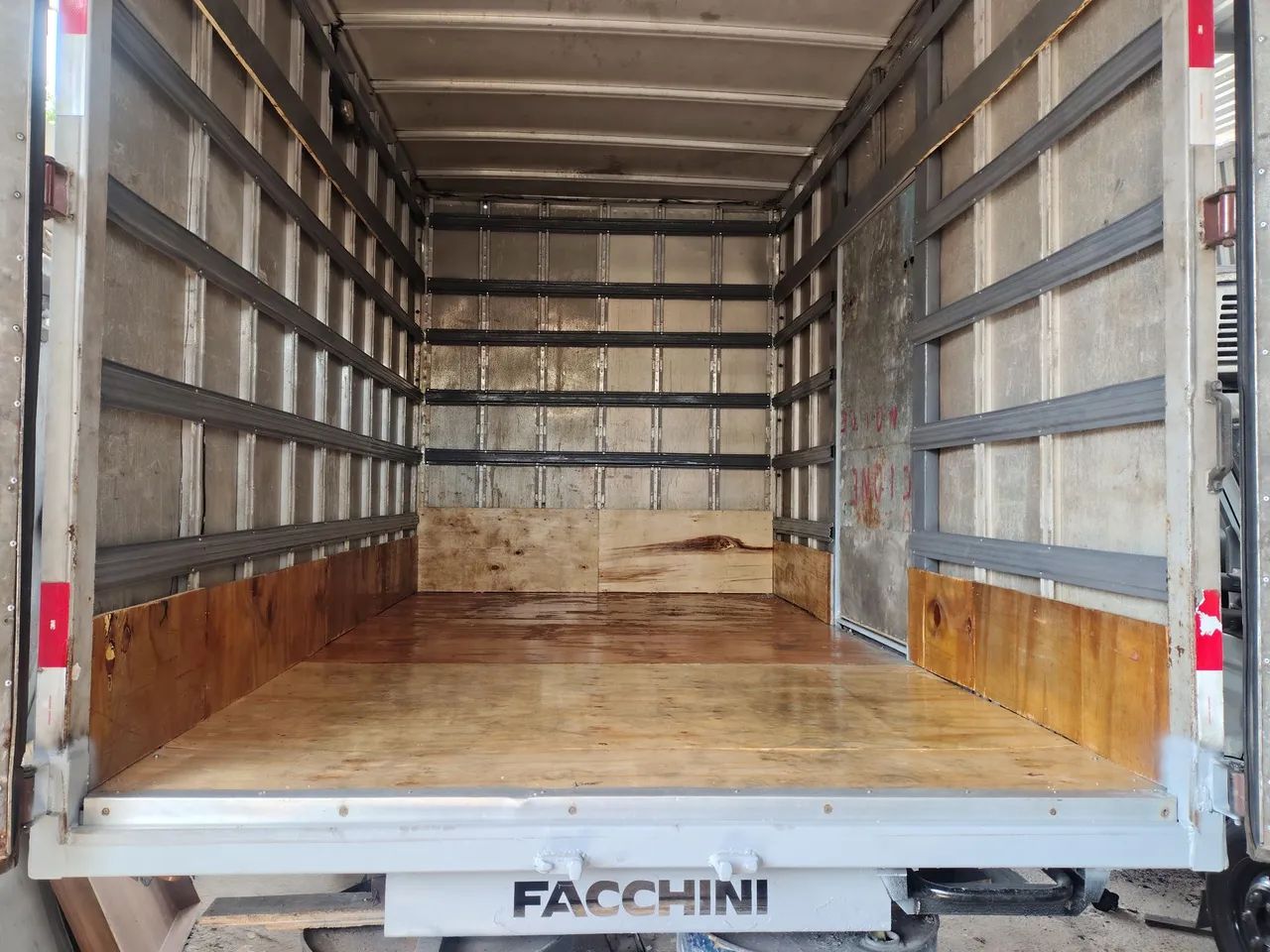 Baú carga seca Iveco ou delivery  - Foto 5