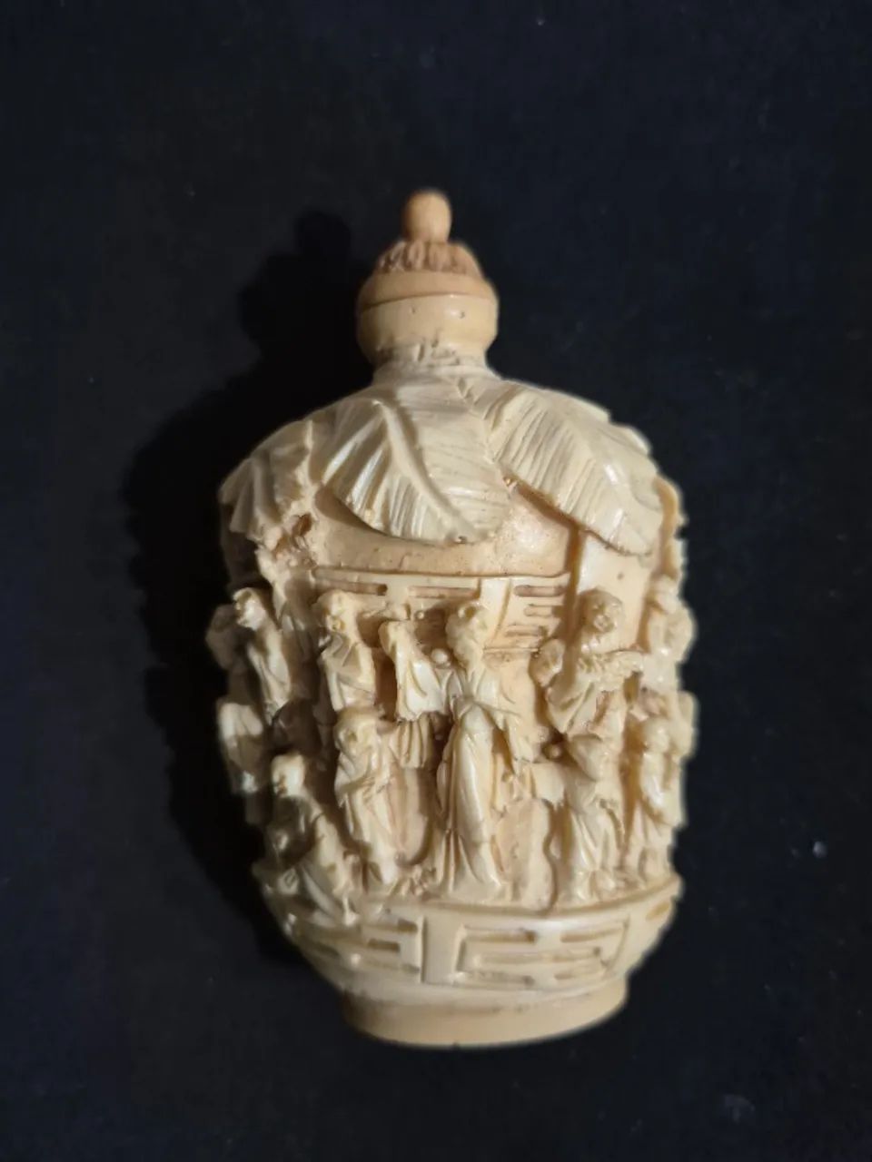 Snuff bottle antigo em marfim ricamente decorado com cenas chinesas - Foto 2