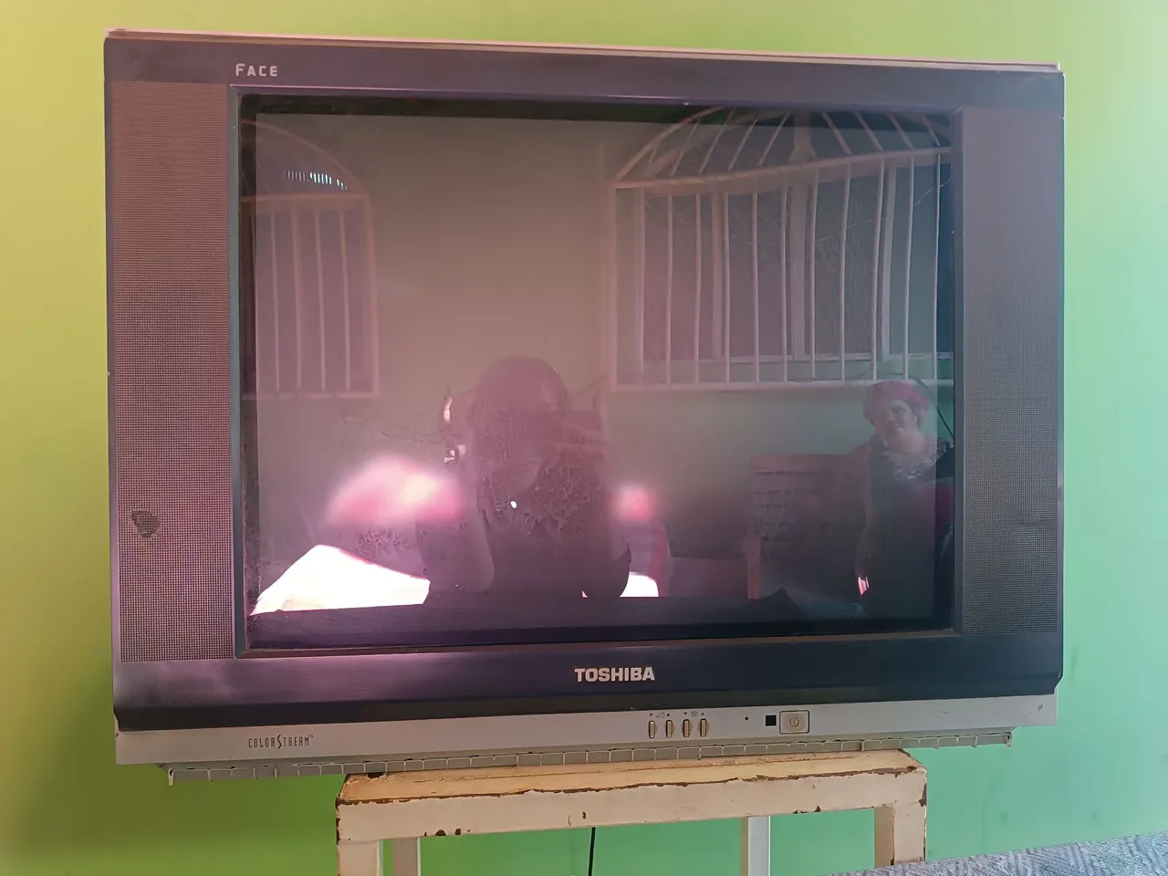 Televisão Toshiba para retirada de peças.