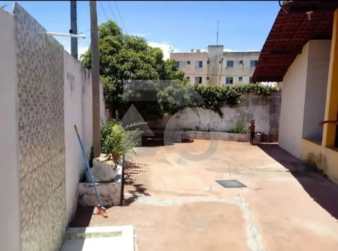 Vila Real Rosa Elze: Casa Ampla com 2/4, Varanda e 2 Vagas Cobertas