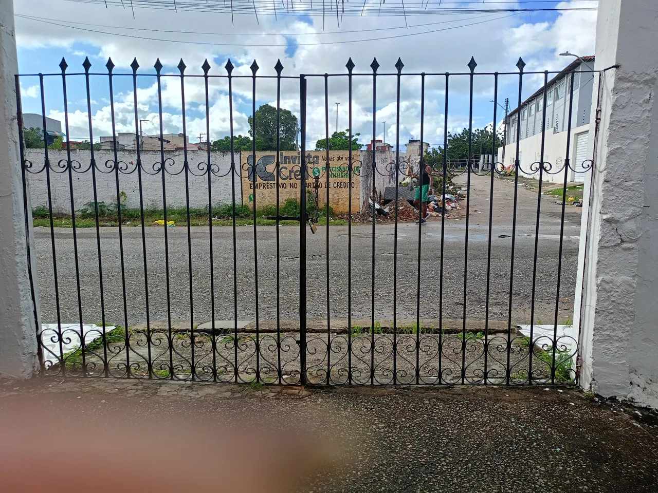 portão de ferro medindo 3,10 largura por 1,80 altura