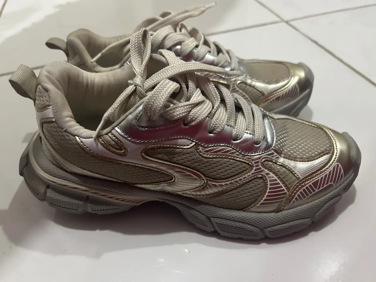 Tênis estilo New Balance 530