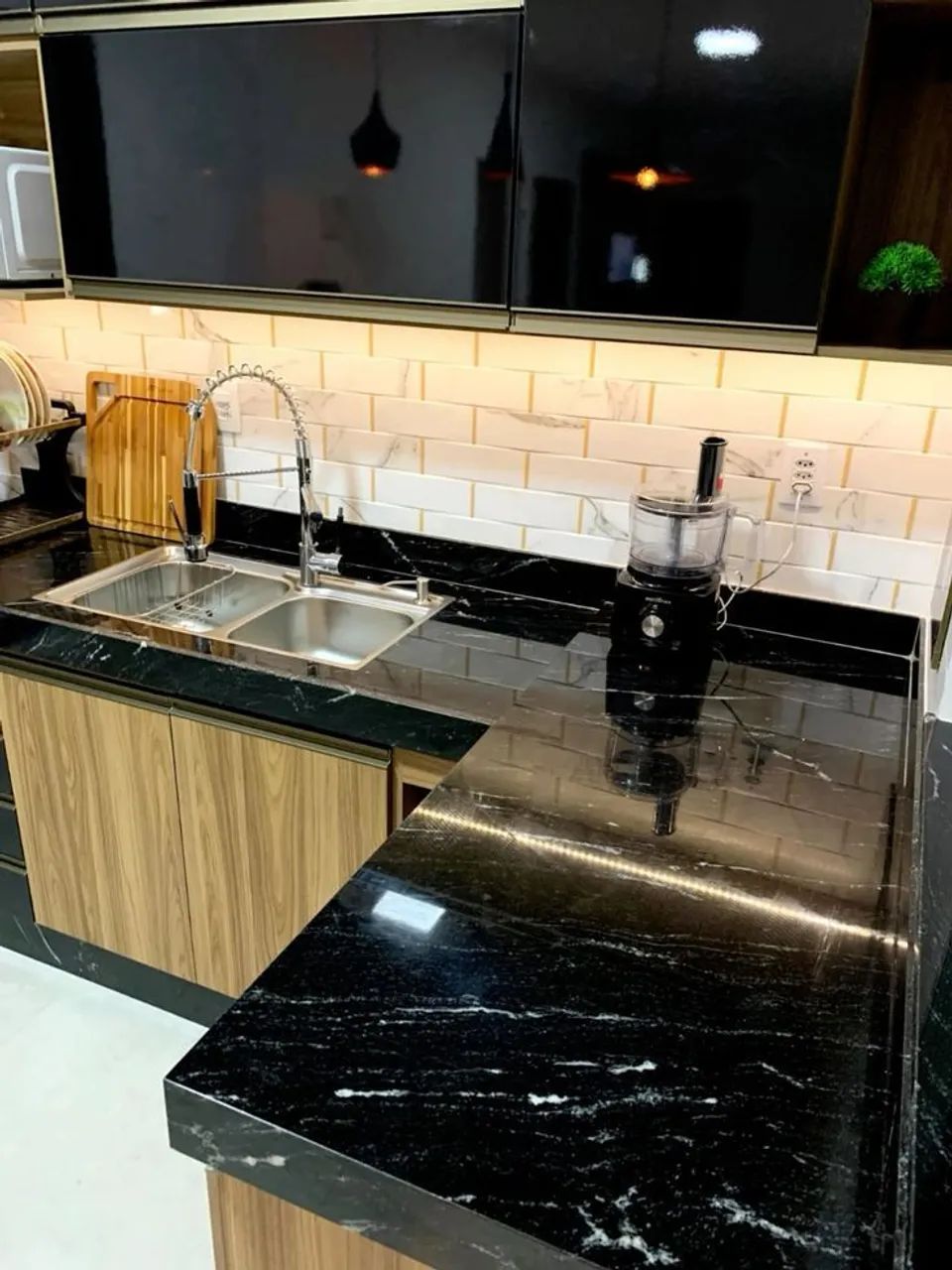 Bancada moderna no Mármore Preto Via Lactea