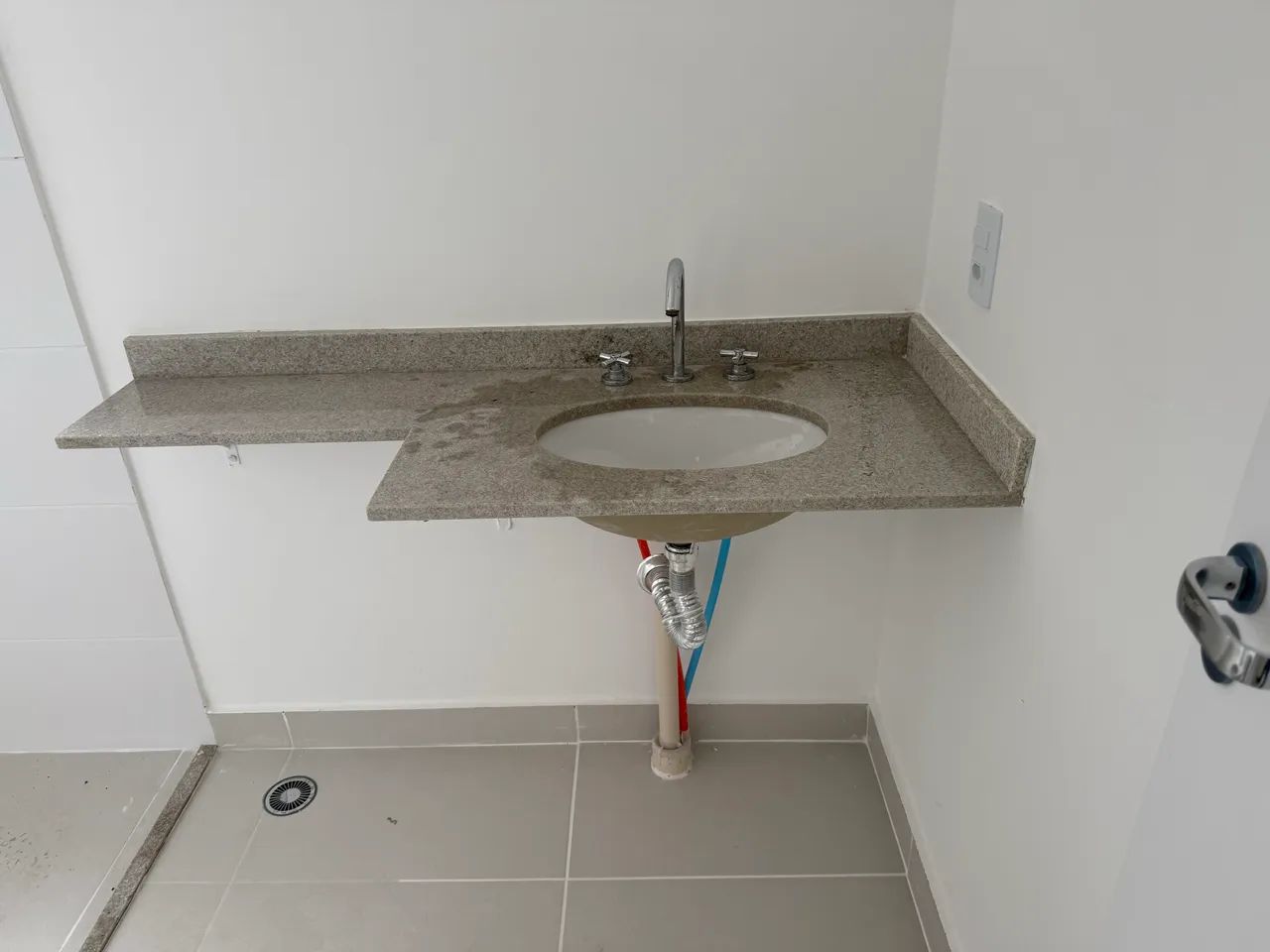 Bancada de banheiro com pia