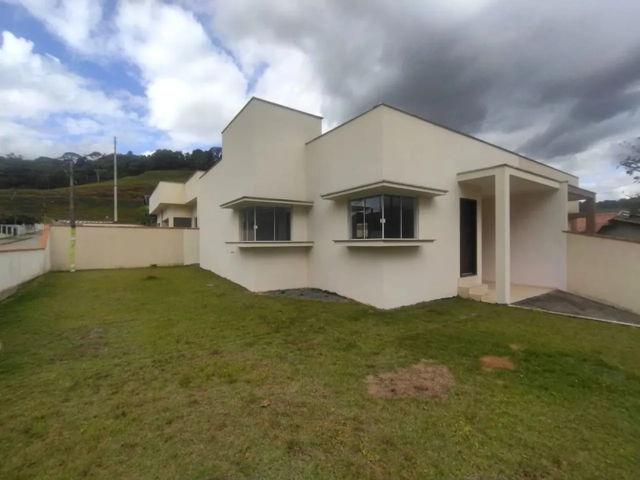 CASA COM AMPLO QUINTAL PARA LOCAÇÃO NO TRÊS RIOS DO SUL EM JARAGUÁ DO SUL
