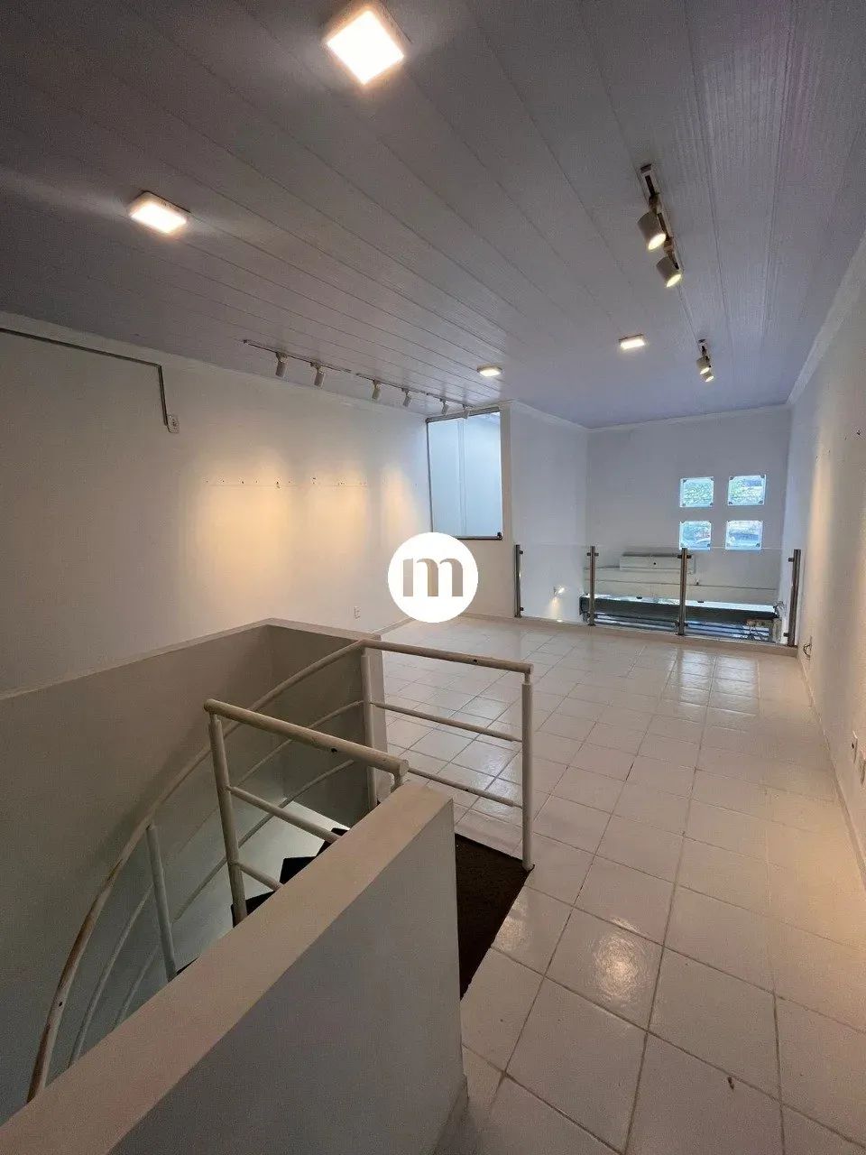 Prédio comercial com 4 salas e 1 Loja com vitrine - Farol