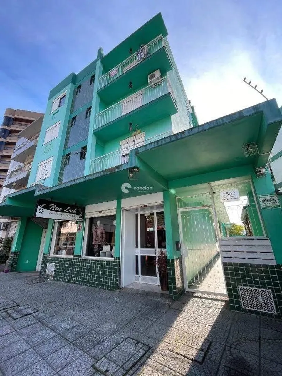 Apartamento semi-mobiliado com 3 dormitórios (1 suíte)