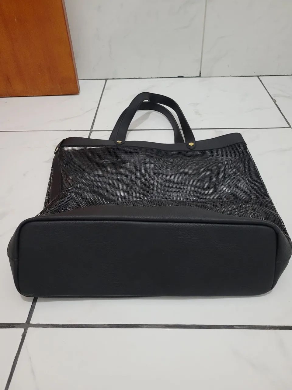 Bolsa  tote baoba preta com detalhe dourado e couro . - Foto 4