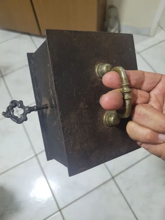 Cofre antigo,pequeno,em ferro: