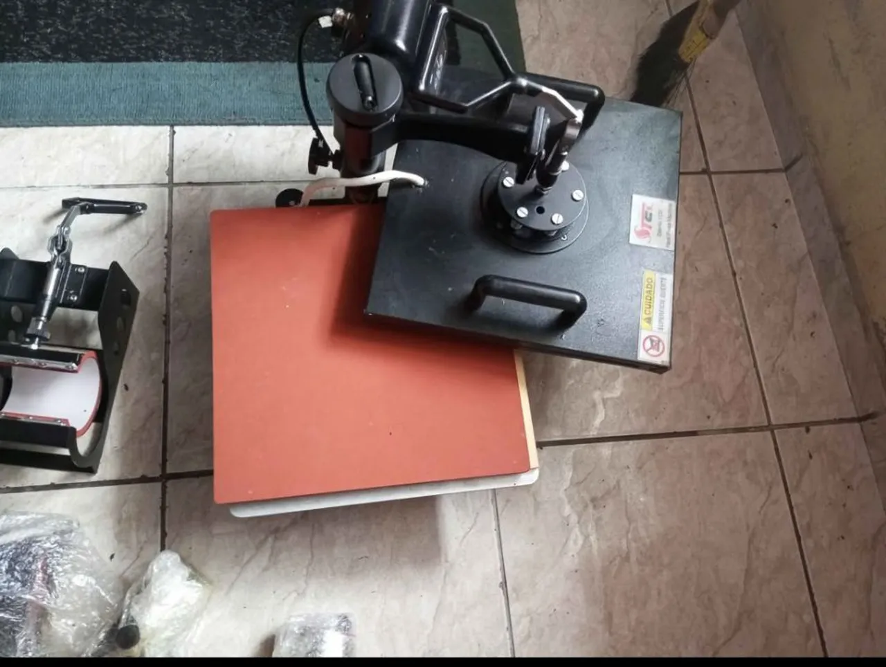Máquina de Estampar Camisetas e Canecas