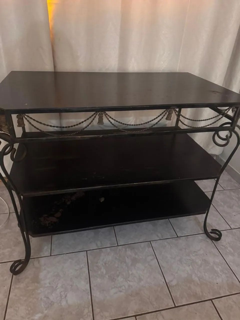 Mesa de centro em ferro com detalhes em dourado