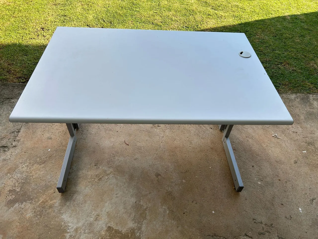 Mesa de Escritório de Metalon reforçado com calha elétrica