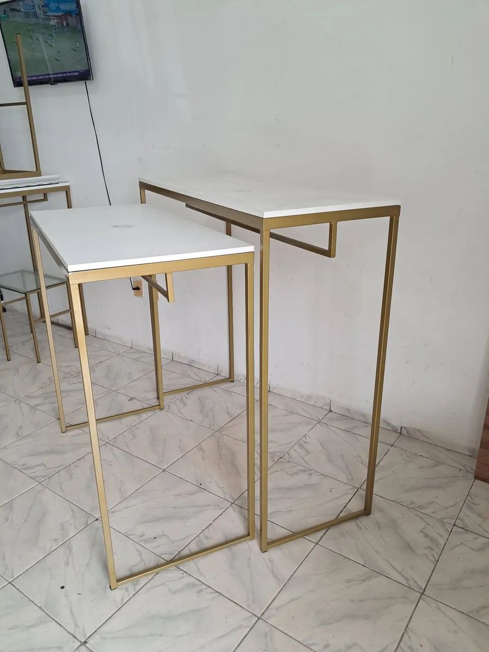 Mesa de Apoio Dourada com Tampo Branco - Foto 2