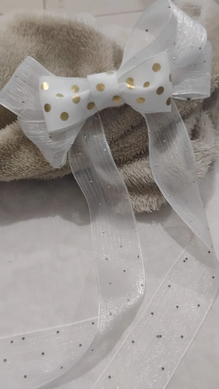 Laço de cabelo branco com detalhes dourados e brilho
