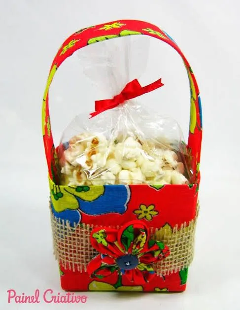 Cesta decorativa de pipoca