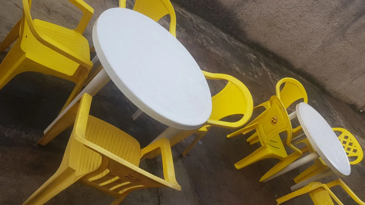 Conjunto de mesa e cadeiras de plástico - Ideal para área externa