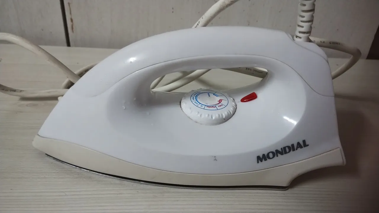Ferro de passar roupa Mondial