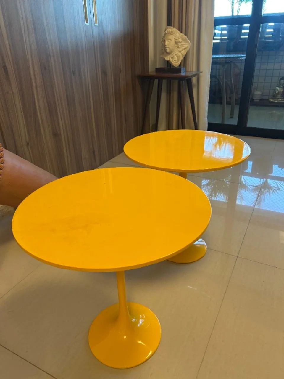 Round yellow lacquered side table 50 cm in diameter x 50 cm in height. Unit.64317062602113122
