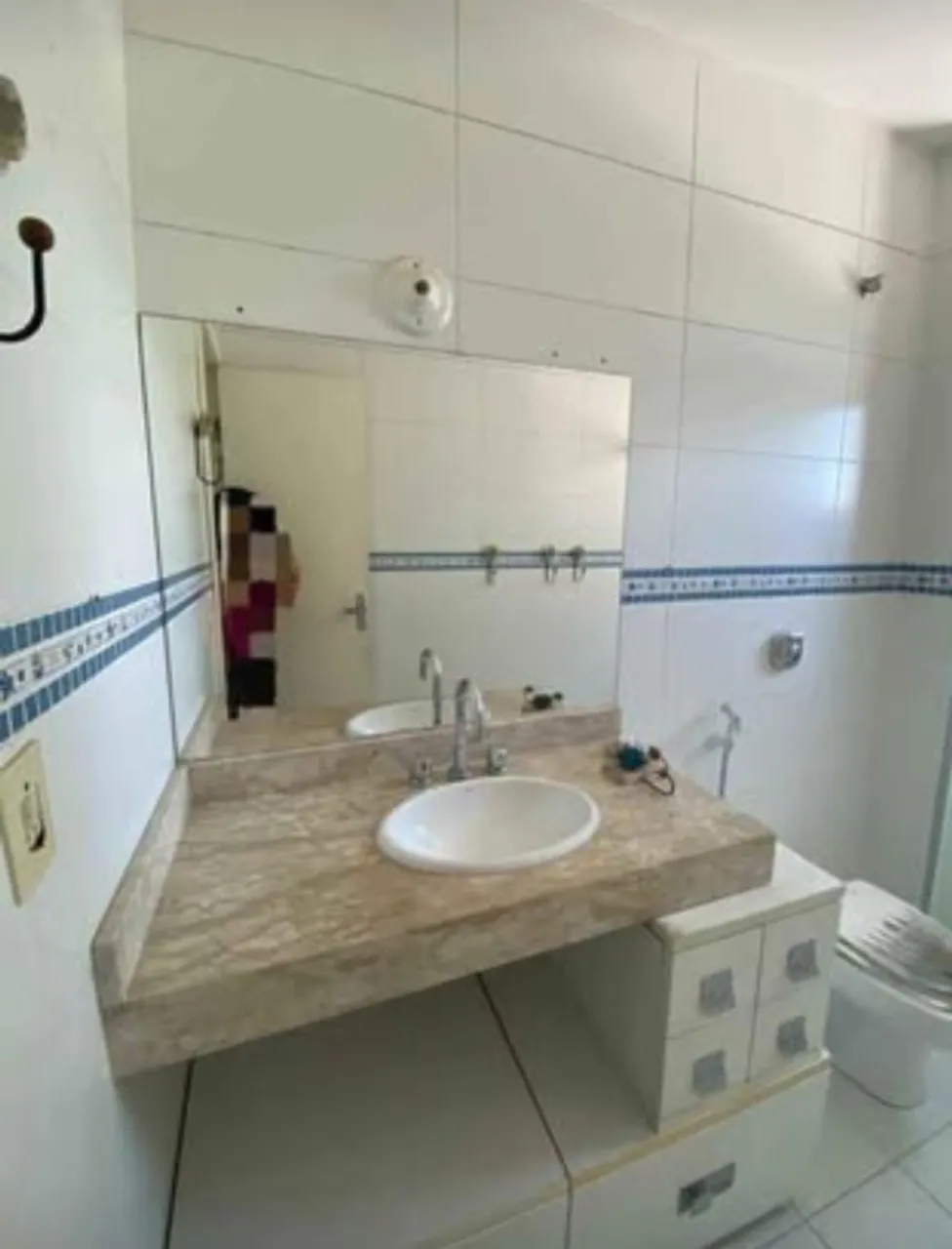 Bancada em mármore bege bahia com cuba e torneira