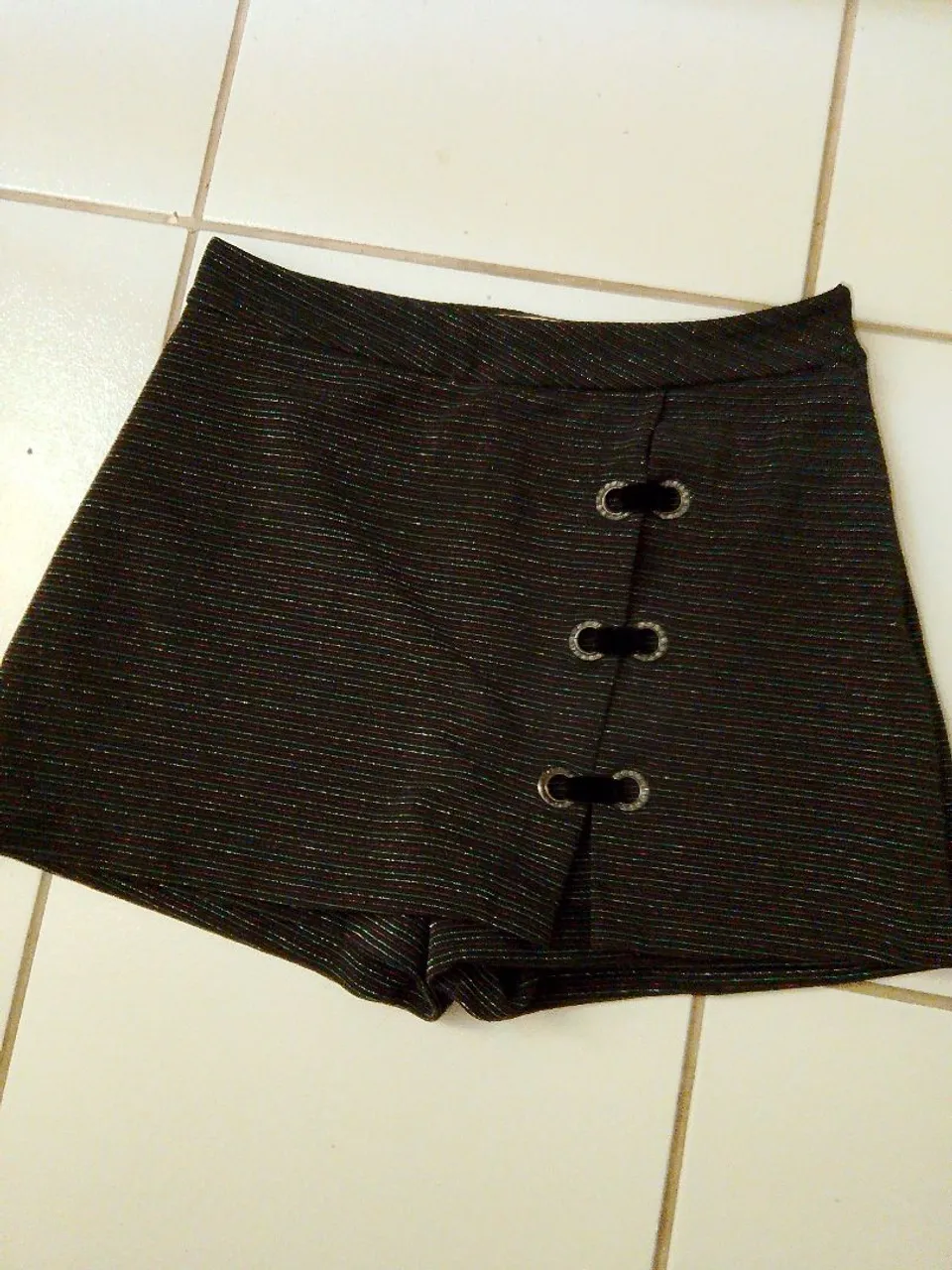 Shorts Feminino com Detalhes