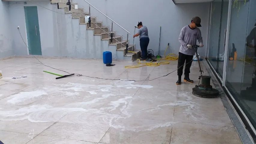 Limpeza e Higienização de pisos e pedras 