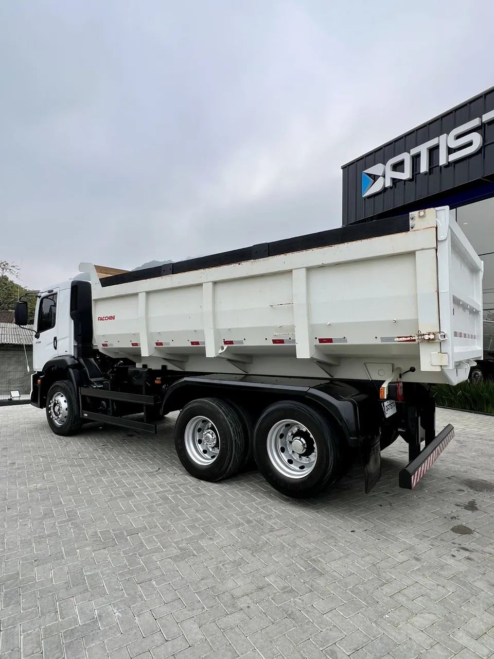 VW 24-260 Truck 6x2 2023 Basculante 12m3 Baixo KM - Foto 6