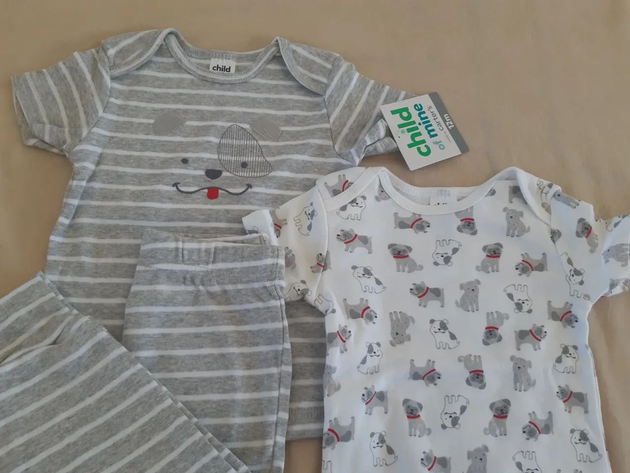 Conjunto da Carter's - 12 meses. Body de cachorrinho, camisa bordada e calça. Novo - Foto 3