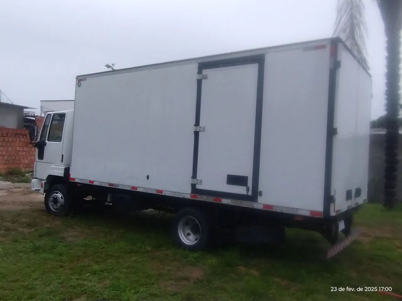 Caminhão Ford Cargo 815E - Baú Refrigerado quitado - Foto 4